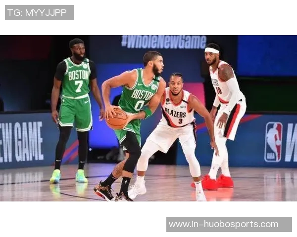 布克表现平平13投5中贡献21分8篮板6助攻罚球命中率高达818